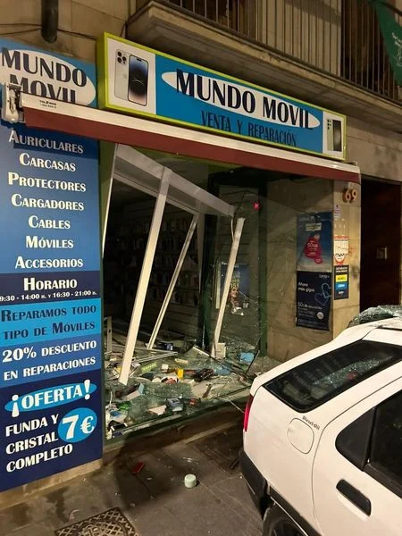 ladrón en flagrante robo en tienda de tecnología