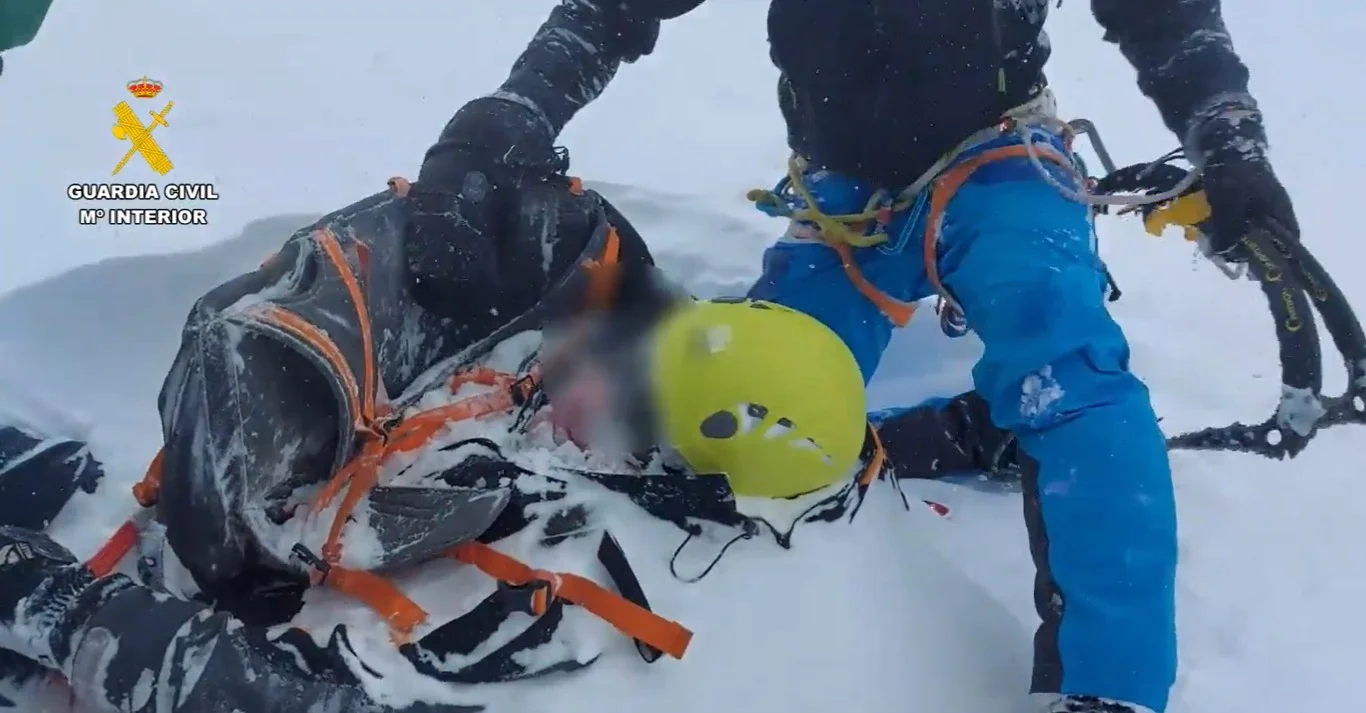 Dos montañeros se salvan de una avalancha