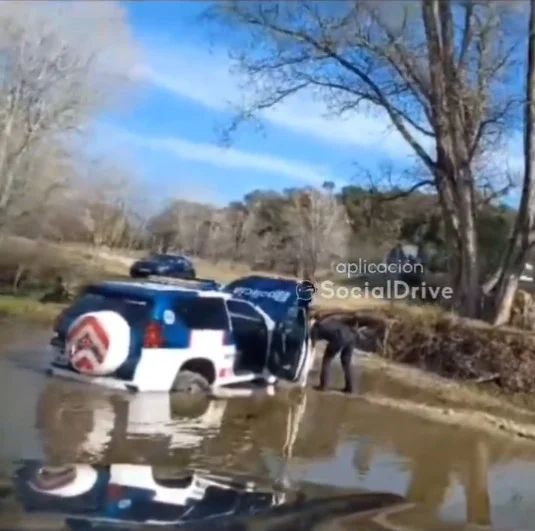 coche de policía atrapado en el agua