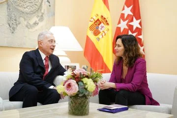 Isabel Díaz Ayuso se reúne con Álvaro Uribe Vélez en Madrid