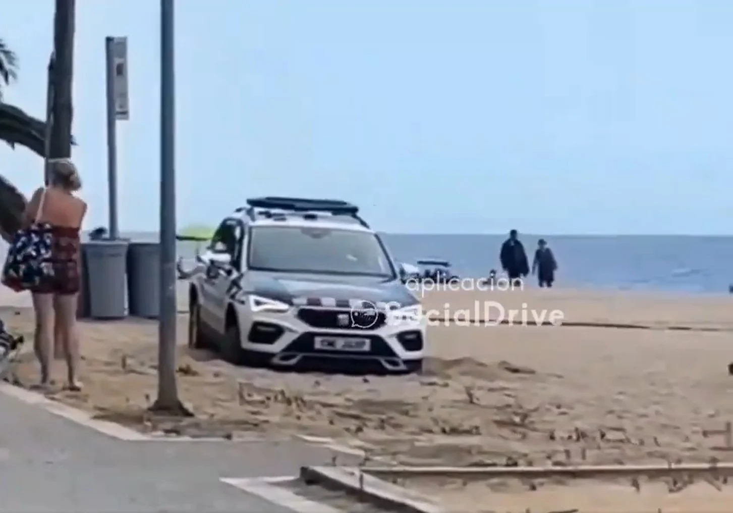 Un coche de los Mossos d’Esquadra se atasca en la arena de la playa de Barcelona