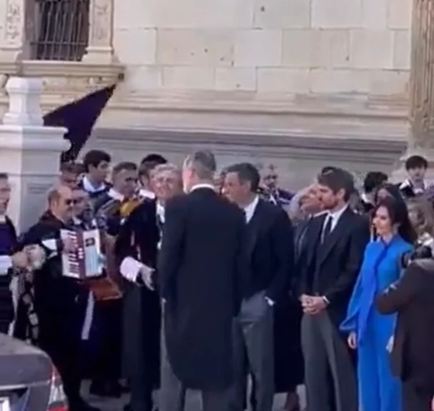Gesto inesperado: Pedro Sánchez recibe al Rey con las manos en los bolsillos