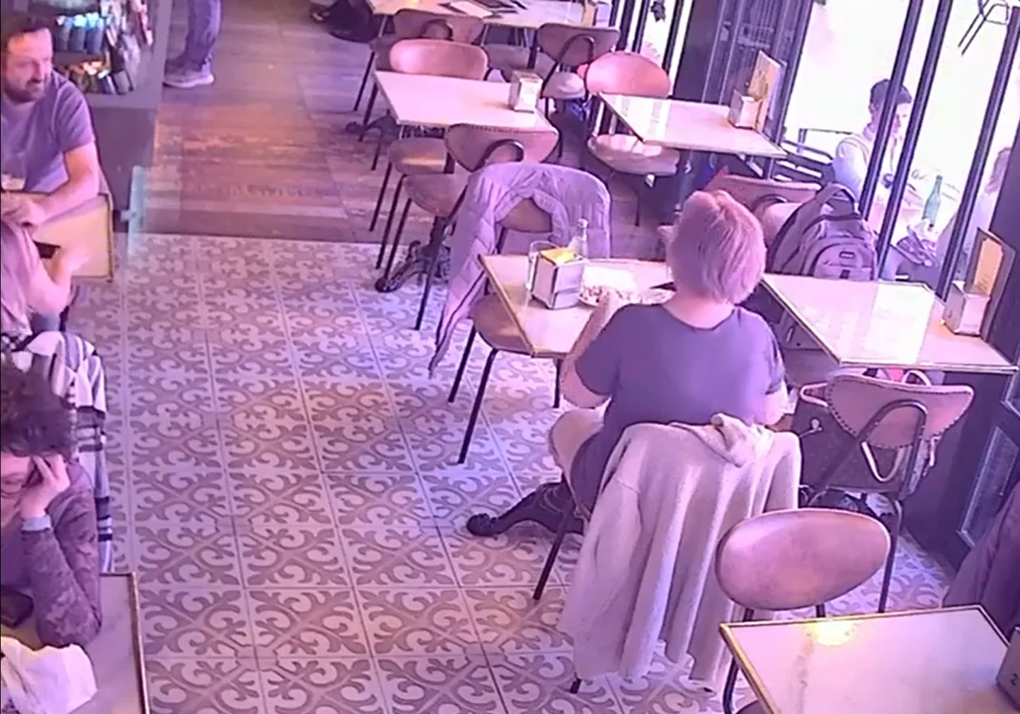 Robo en una cafetería