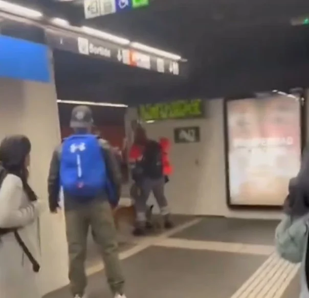 Violenta agresión en el metro de Barcelona: grupo de hombres ataca a vigilantes de seguridad