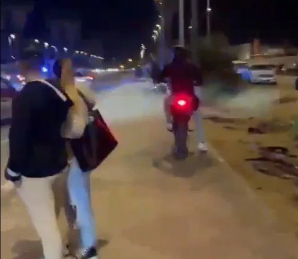 Motorista imprudente cae al suelo y huye tras ser acorralado por la policía