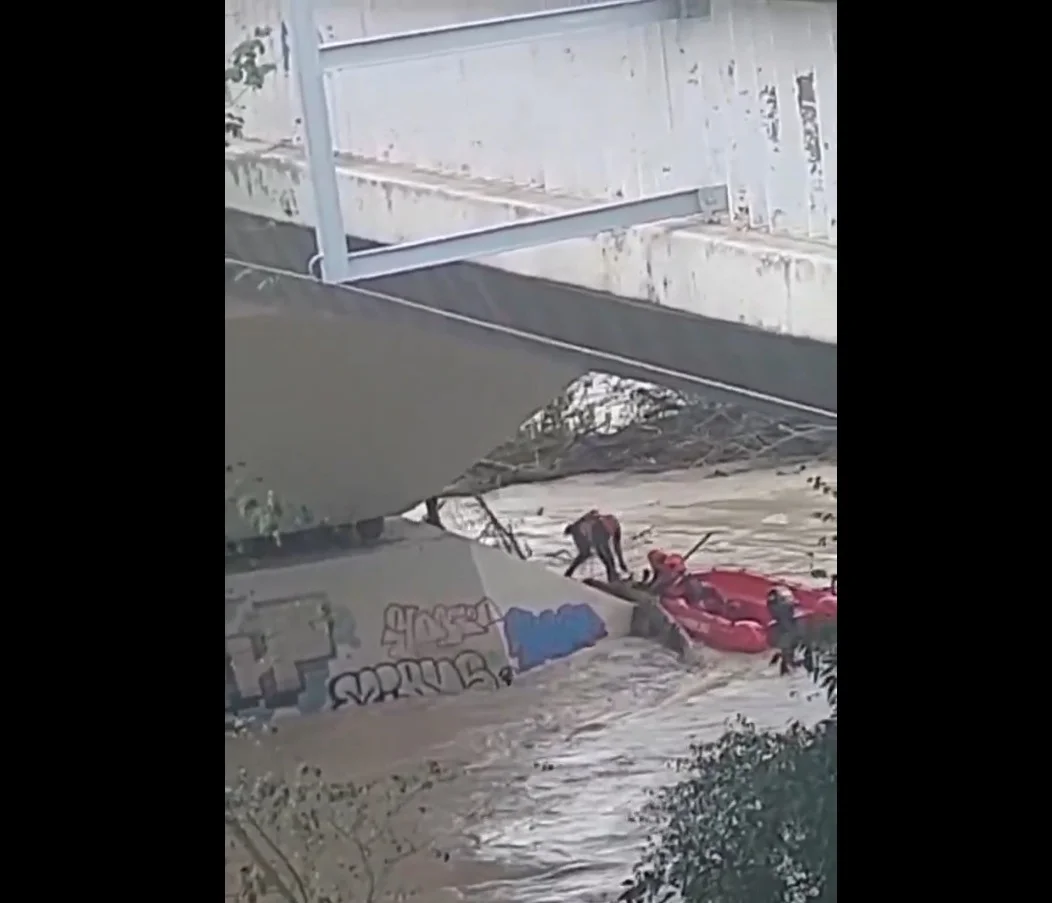 Persona atrapada en puente