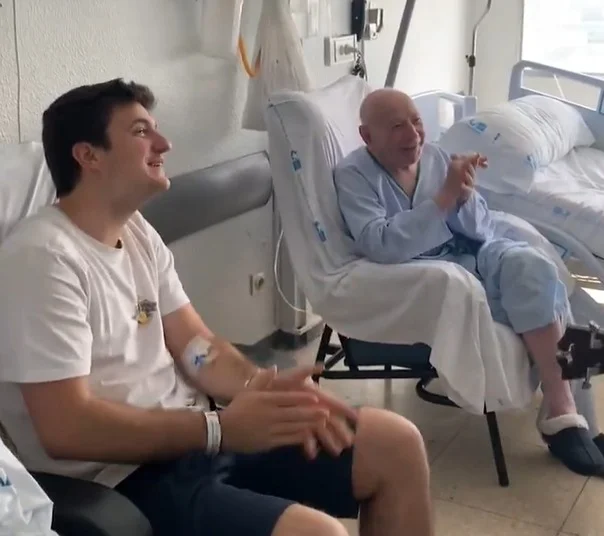 Un canto de esperanza en el hospital: Hombre visita a su primo y anima a su compañero de habitación con “La Bamba”