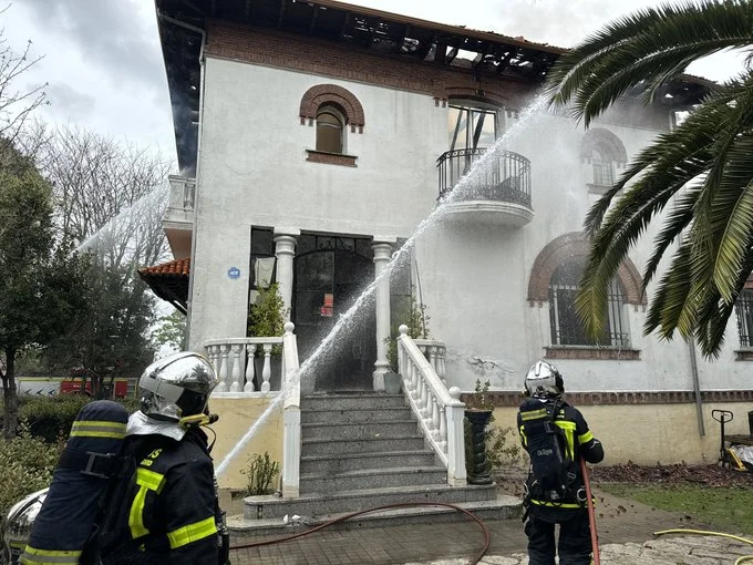 Incendio devasta construcción