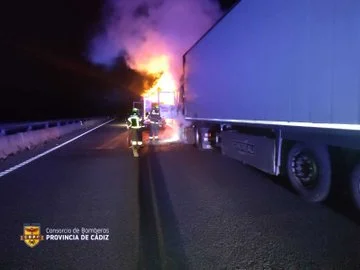 Camión arde en llamas