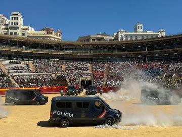 Miles de estudiantes valencianos presenciaron una exhibición policial en la Plaza de Toros