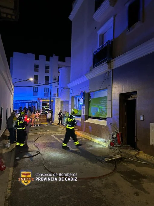 Rescate de 8 personas en el incendio de un edificio en Chiclana