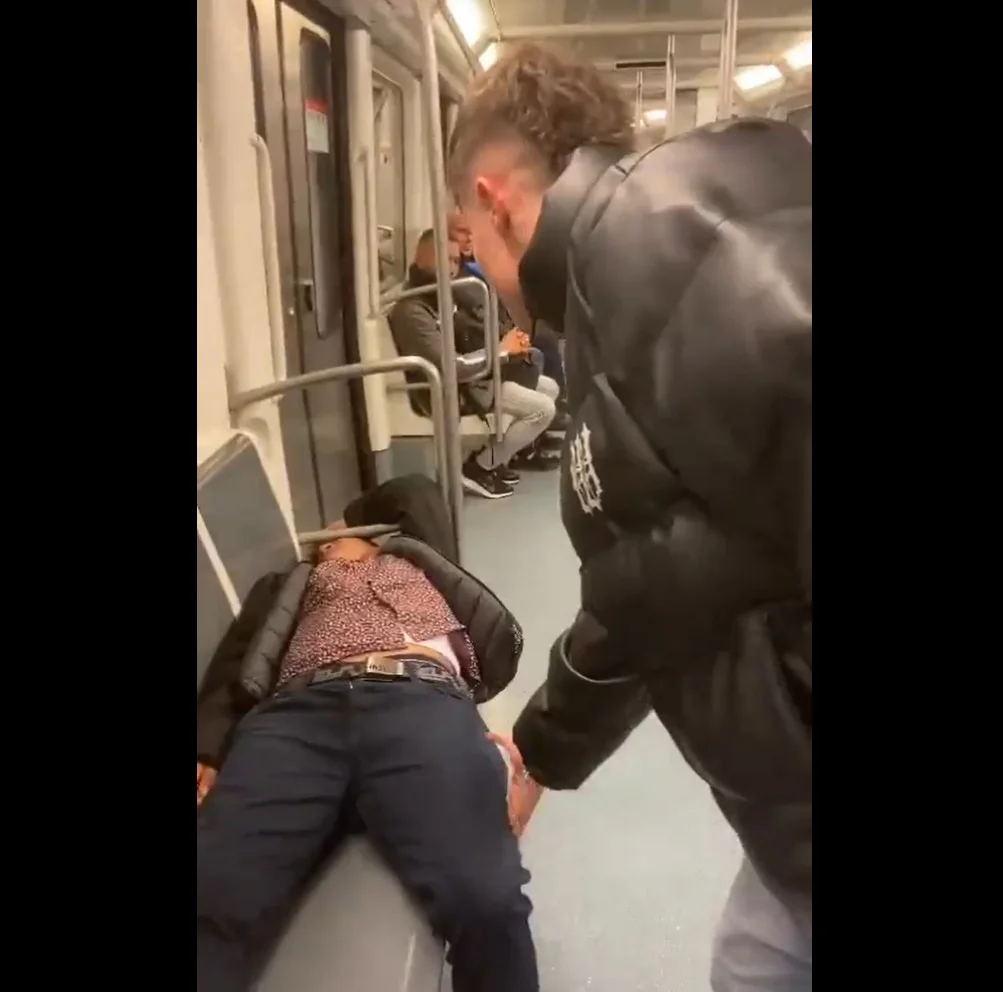 Hombre intenta ayudar en el metro y termina sin móvil