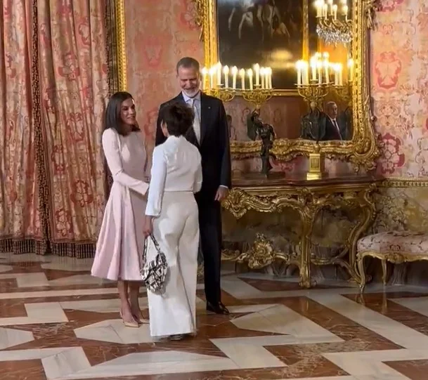 La Reina Letizia y Sonsoles Ónega se reencuentran en el Palacio Real tras el Premio Cervantes