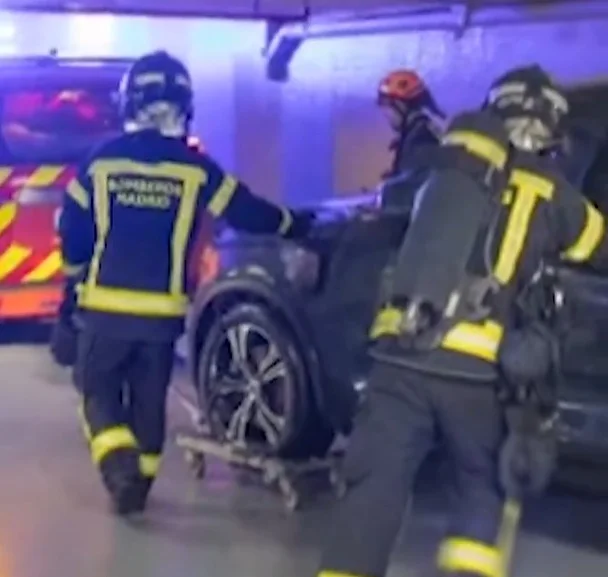 Incendio en garaje de Madrid: Coche híbrido arde y provoca evacuación por gases tóxicos