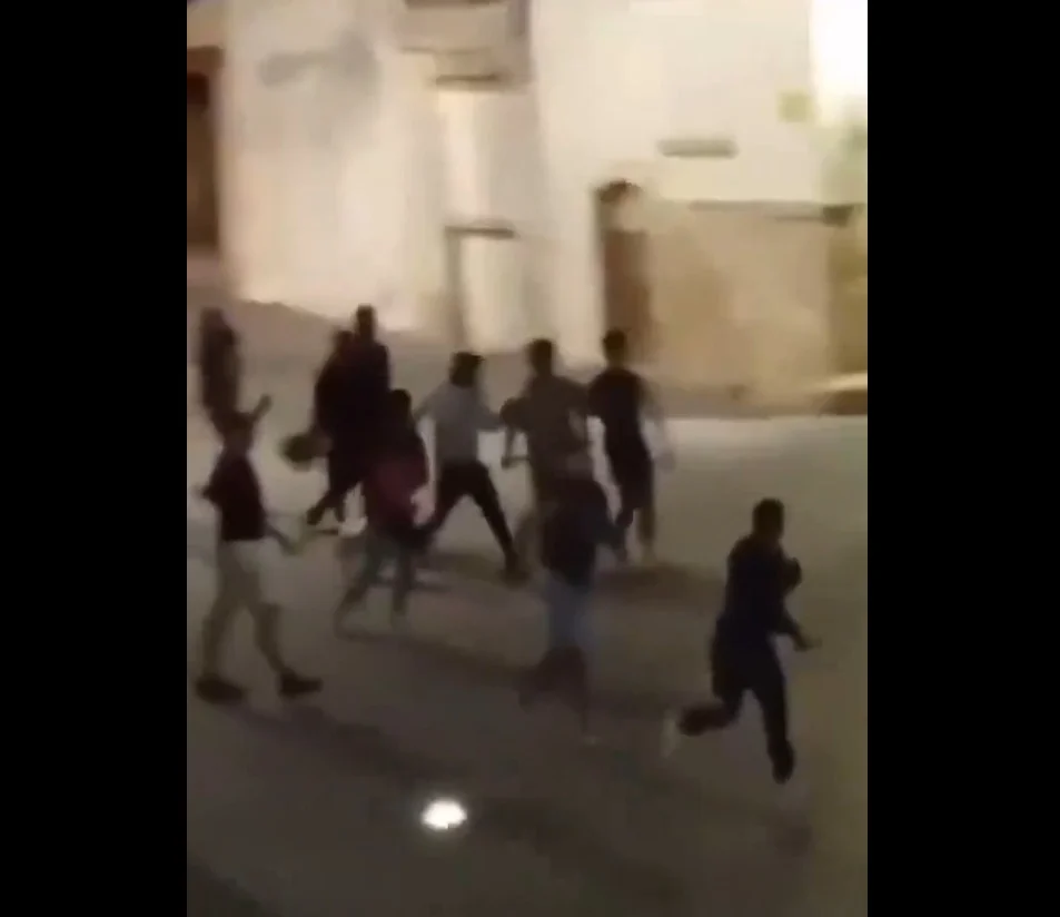 ¡Violencia en Tortosa! Dos grupos de jóvenes se enfrentan en una brutal pelea con armas blancas y palos
