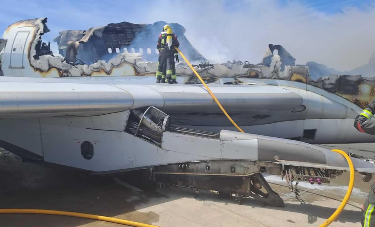 Incendio controlado en un avión que se desguazaba en el aeropuerto de Ciudad Real