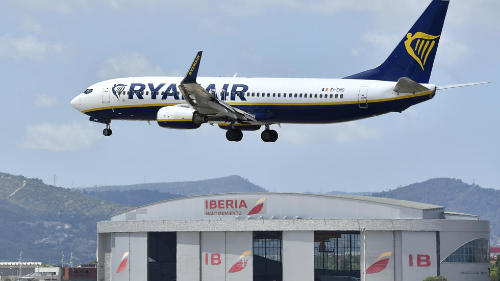 Consumo multa con 150 millones de euros a cuatro aerolíneas de bajo coste por cobrar el equipaje de mano