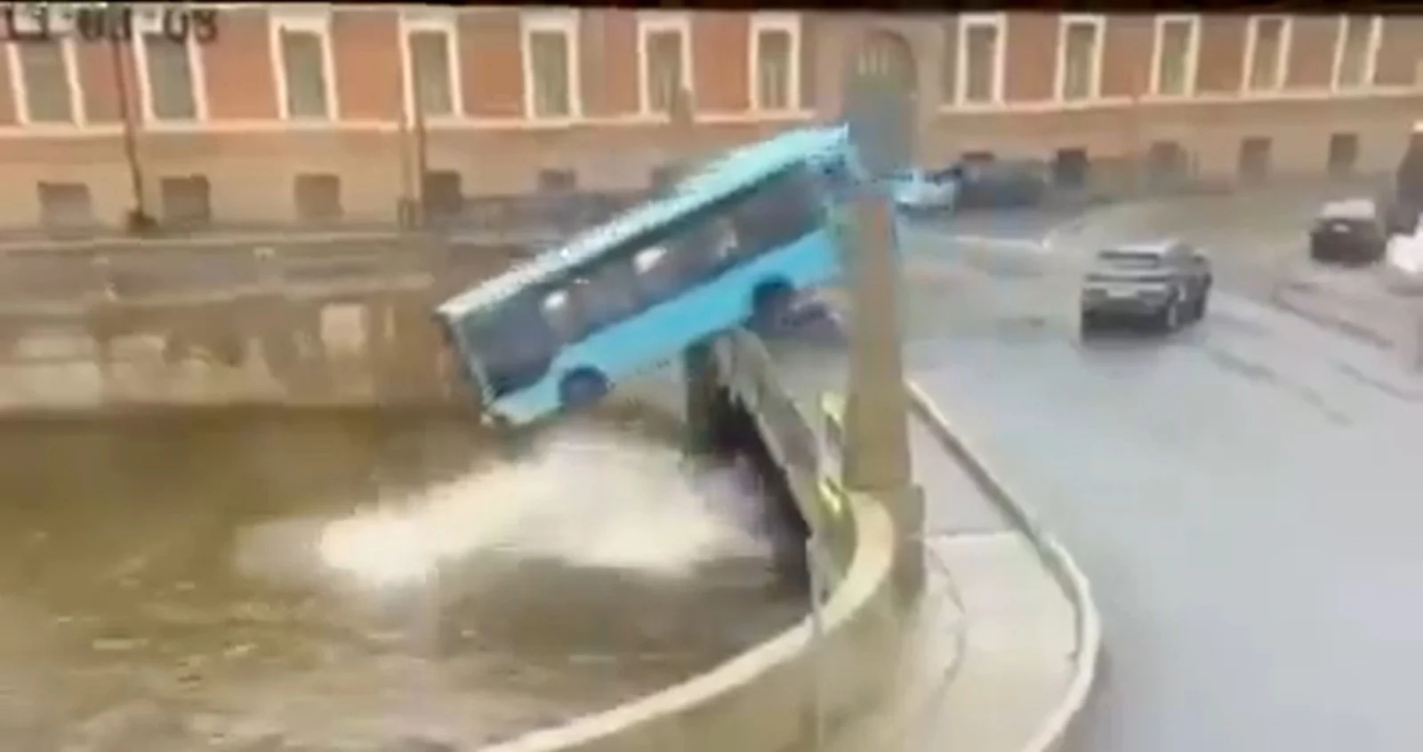 Tragedia en un puente: Autobús se desploma a un río y deja un saldo de muertos y heridos