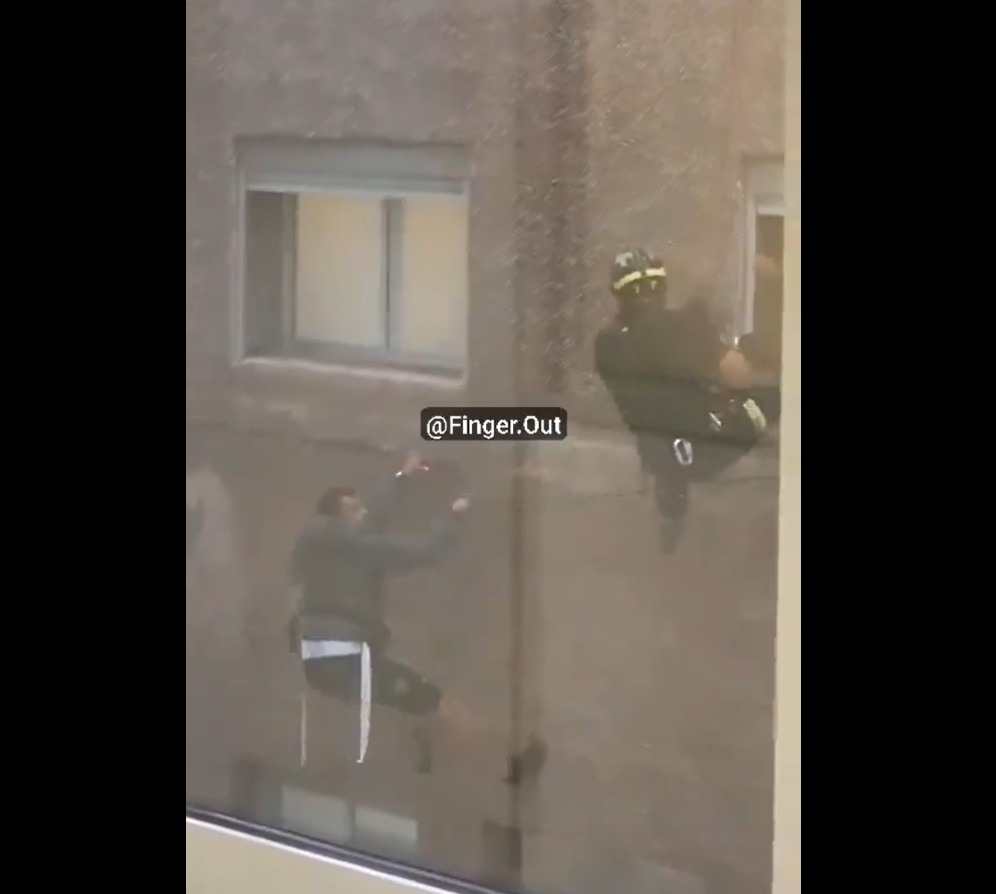 Un hombre magrebí intenta escalar la fachada del Hospital Nuestra Señora de la Candelaria en Tenerife