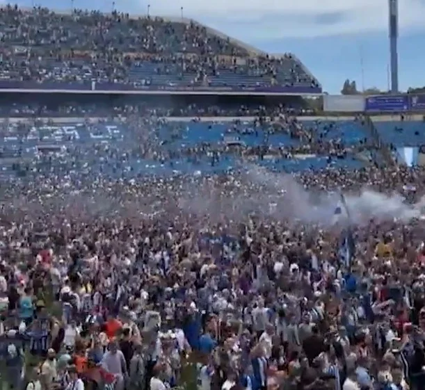 ¡Locura en Alicante! Aficionados del Hércules invaden el campo tras histórico ascenso a Primera RFEF