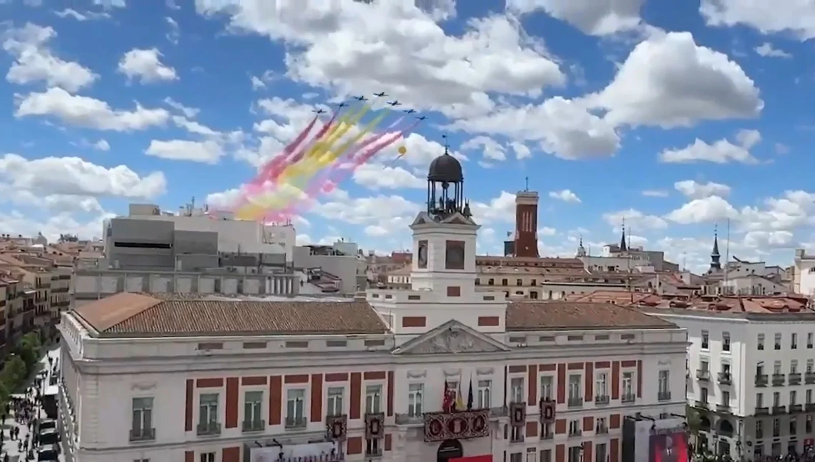 Madrid celebra el dos de mayo con una impresionante exhibición aérea