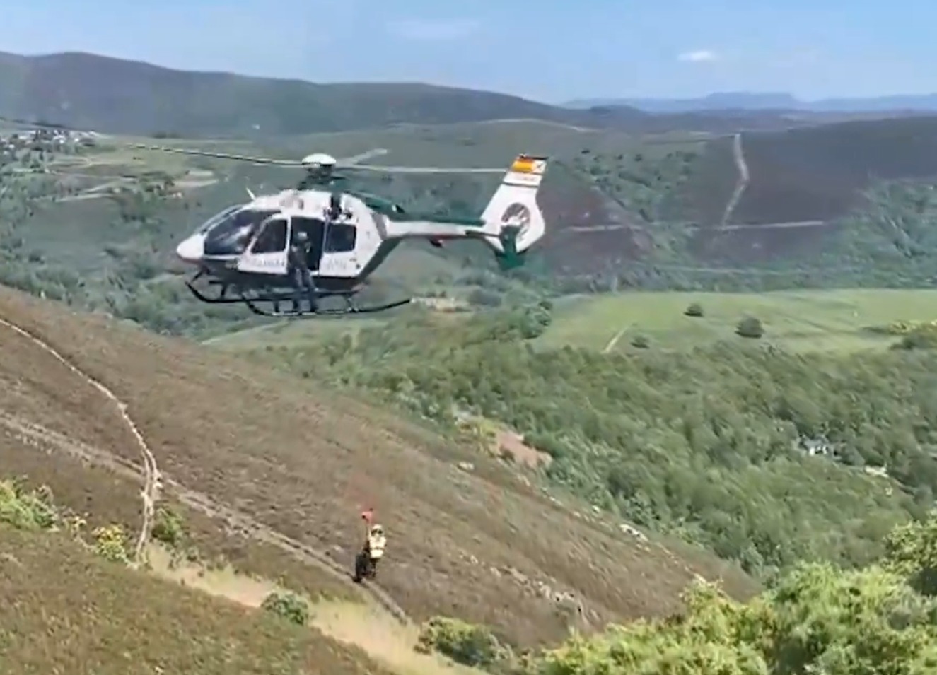 Conductor rescatado tras caer por ladera en Peña Bandeira, León