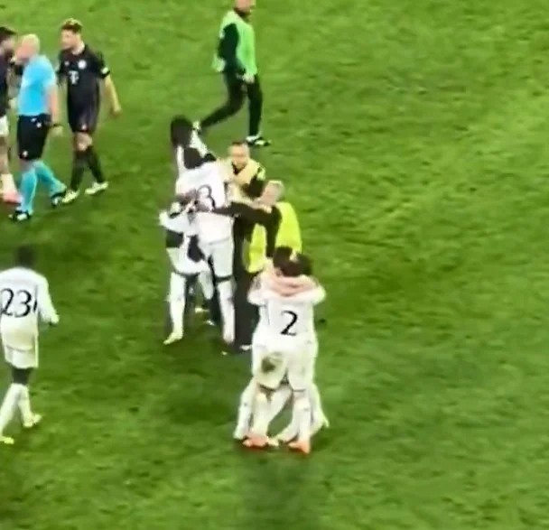 Aficionado del Real Madrid salta al campo y abraza a Rüdiger y Militao