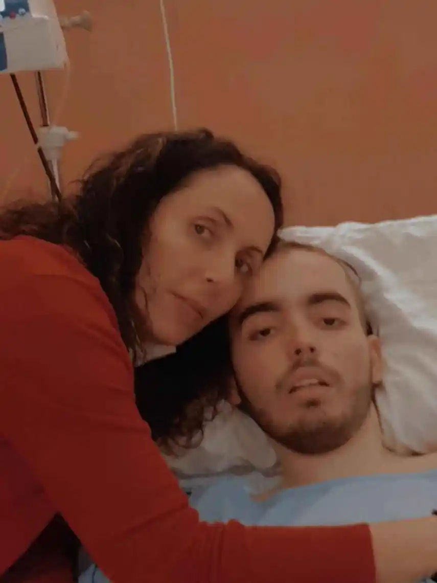 Madre denuncia a 22 médicos por cáncer de su hijo: “Le negaron la oportunidad de luchar”