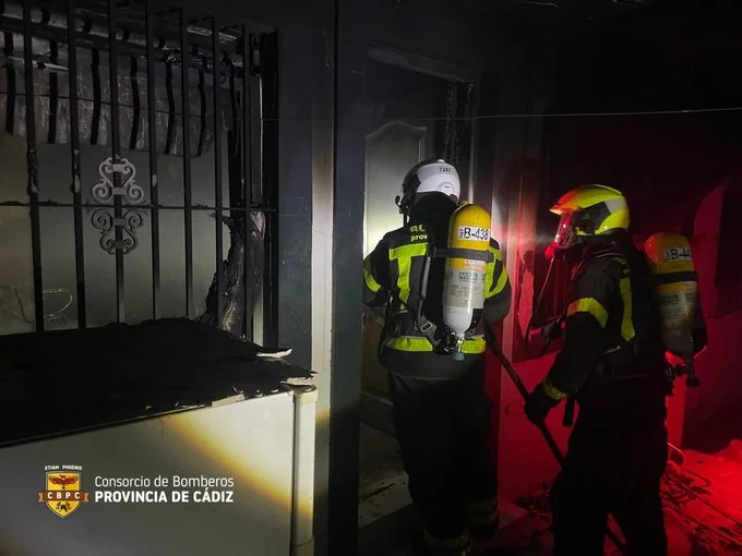 Incendio destruye vivienda en Algar: se investiga la causa y posibles víctimas