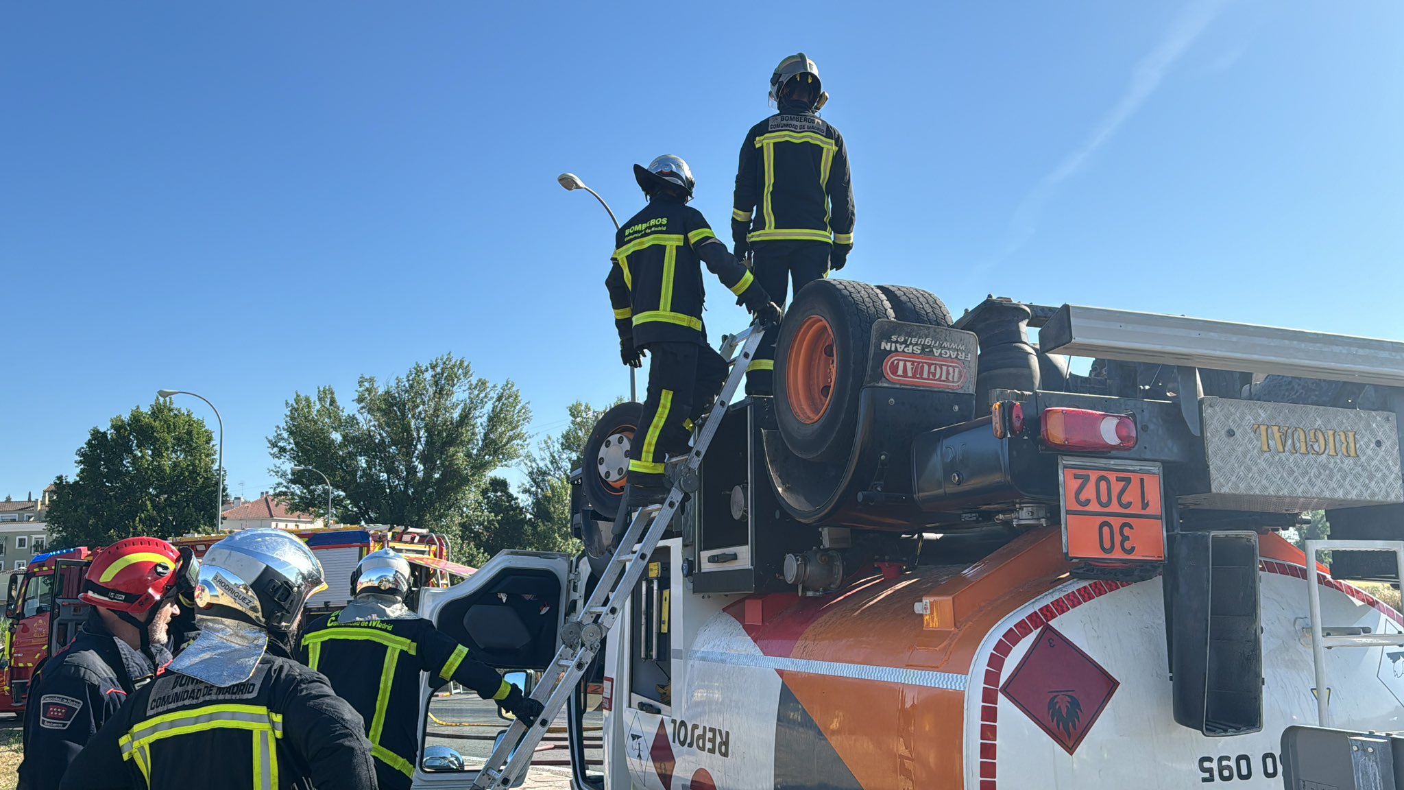 Vuelco de cisterna de gasoil en Titulcia: Conductor herido leve y 500 litros de combustible vertidos