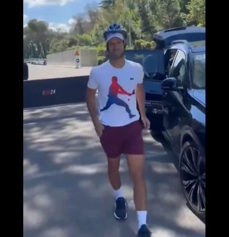¡Novak Djokovic toma las calles con casco tras botellazo!