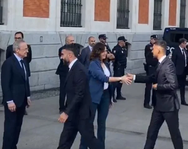 Anécdota en la celebración de la liga del Real Madrid: Joselu Omite saludar a Ayuso
