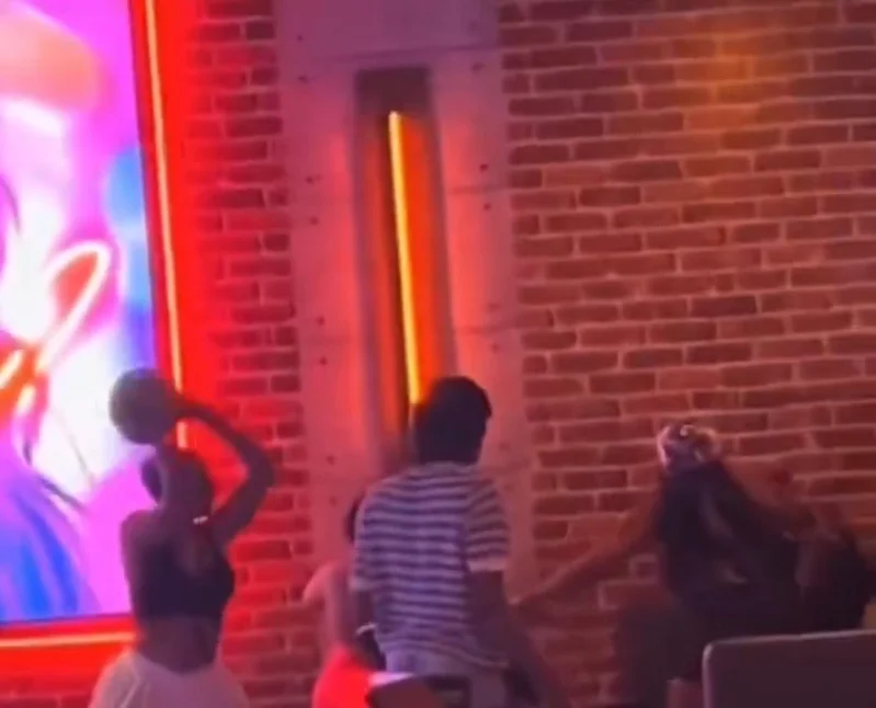 Mujer lanza bola de boliche a otra en la cabeza durante una pelea en un local