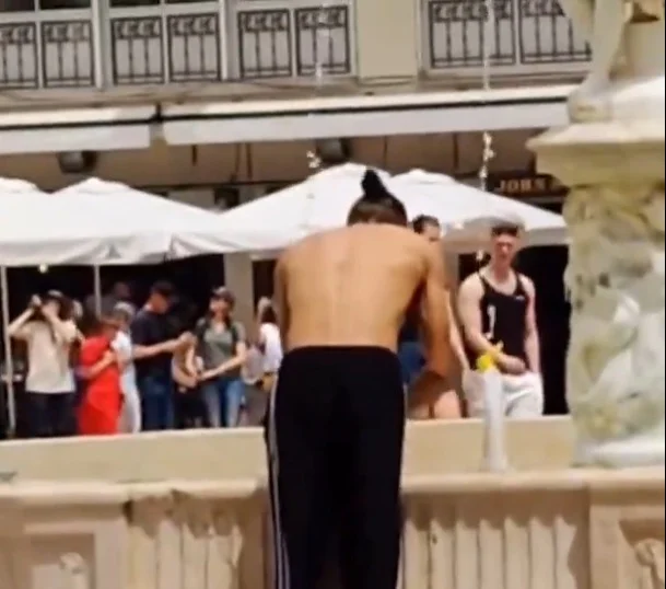 Hombre se ducha en plena luz del día en la fuente de Génova de Málaga y se viraliza
