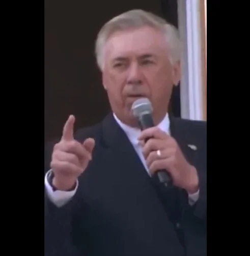 Carlo Ancelotti se une a la fiesta y canta el himno del Real Madrid con los aficionados