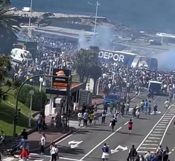 Pequeño incendio en el techo del autobús del Deportivo tras el recibimiento en A Coruña