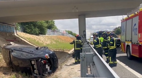 Accidente en la M11: Un vehículo cae por un terraplén desde un puente