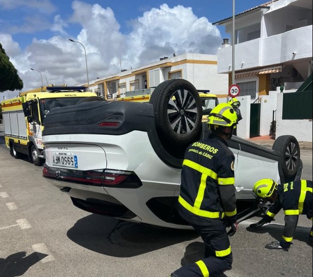 Accidente de tráfico en la Avenida de los Pescadores de Chiclana: un vehículo volcado sin heridos