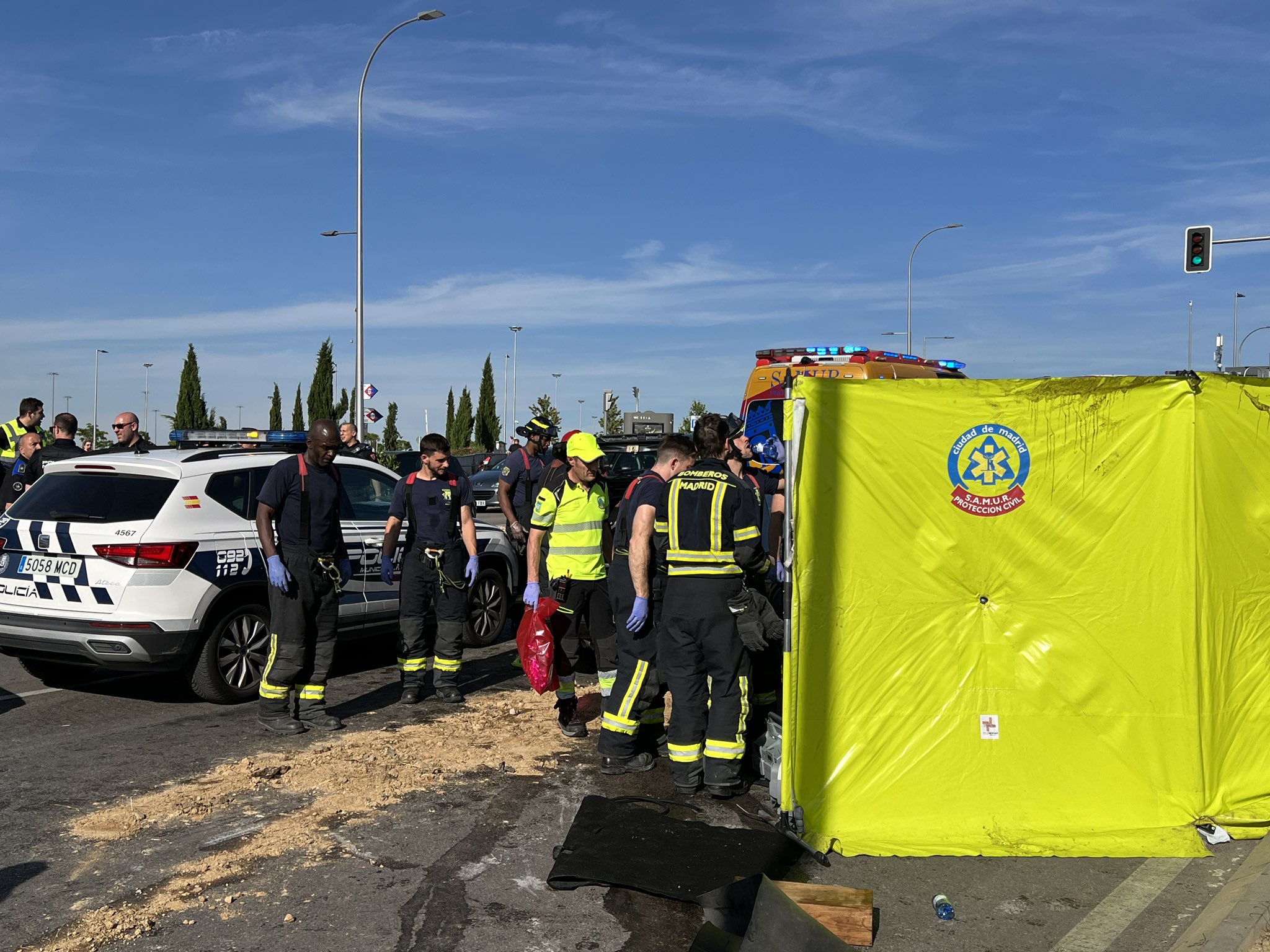 Accidente mortal en San Blas: dos ancianos fallecen tras colisionar su coche contra un camión