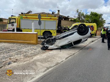 Accidente en la A-2.004: Conductora atrapada en su vehículo tras volcar