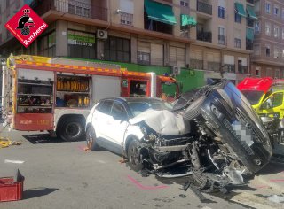 Menor de edad resulta herido tras quedar atrapado en un accidente de tráfico en Elche