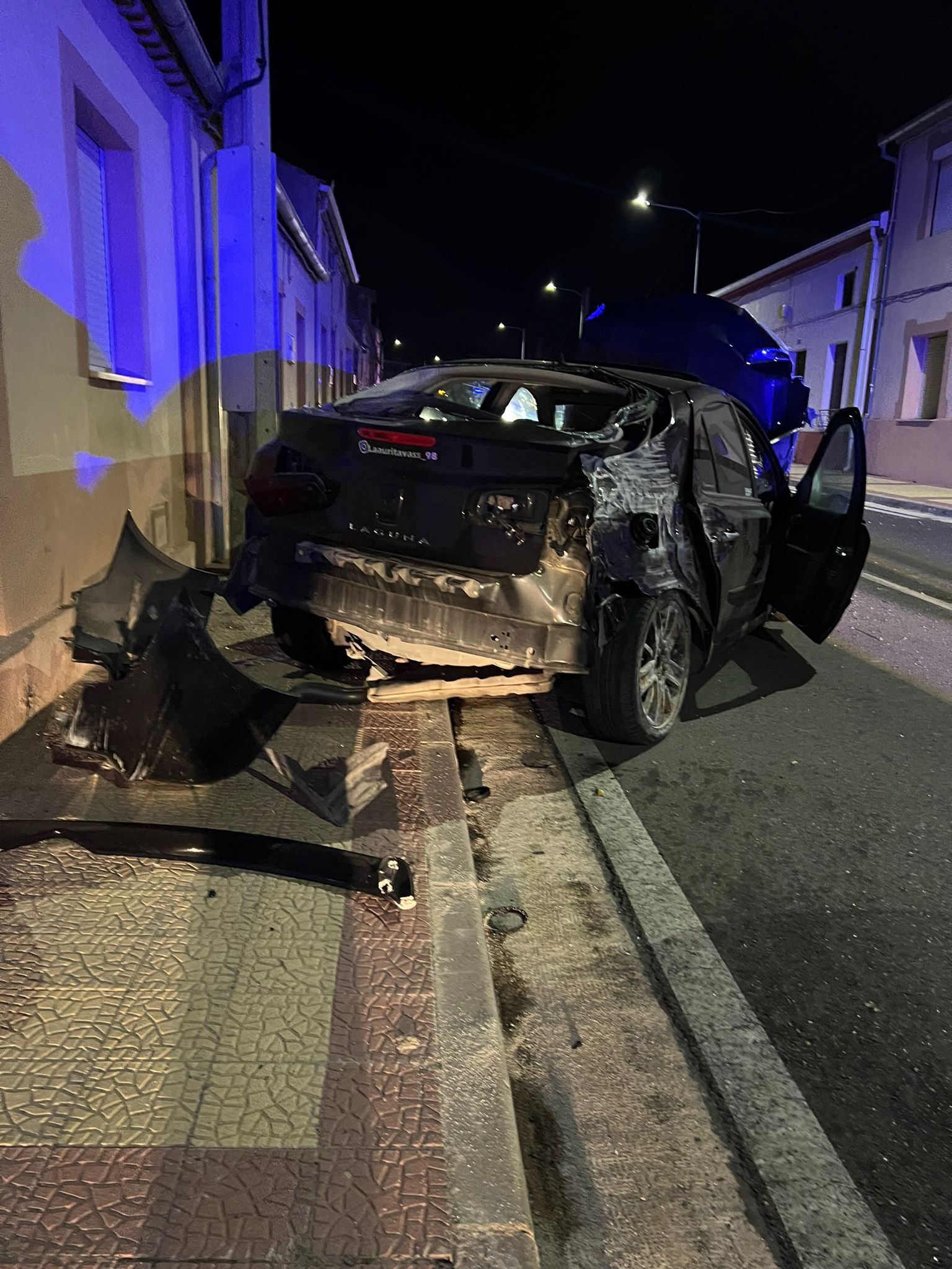 Accidente de tráfico en la madrugada de hoy deja daños materiales