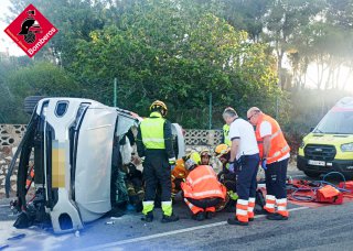 Vuelco lateral de un vehículo en la carretera entre La Xara y Xàbia