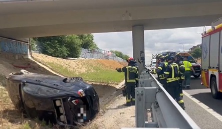 Dos jóvenes heridos leves tras caer su coche por un terraplén en la M-11