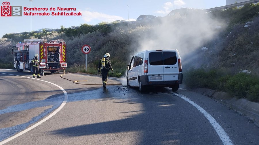 Incendio controlado en vehículo en la A-68 a la altura de Tudela