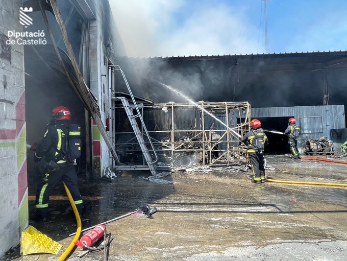 Incendio en empresa de autobuses de La Vall d’Uixó
