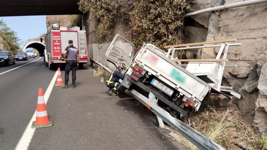 Dos heridos leves tras la salida de vía de un vehículo en Tenerife