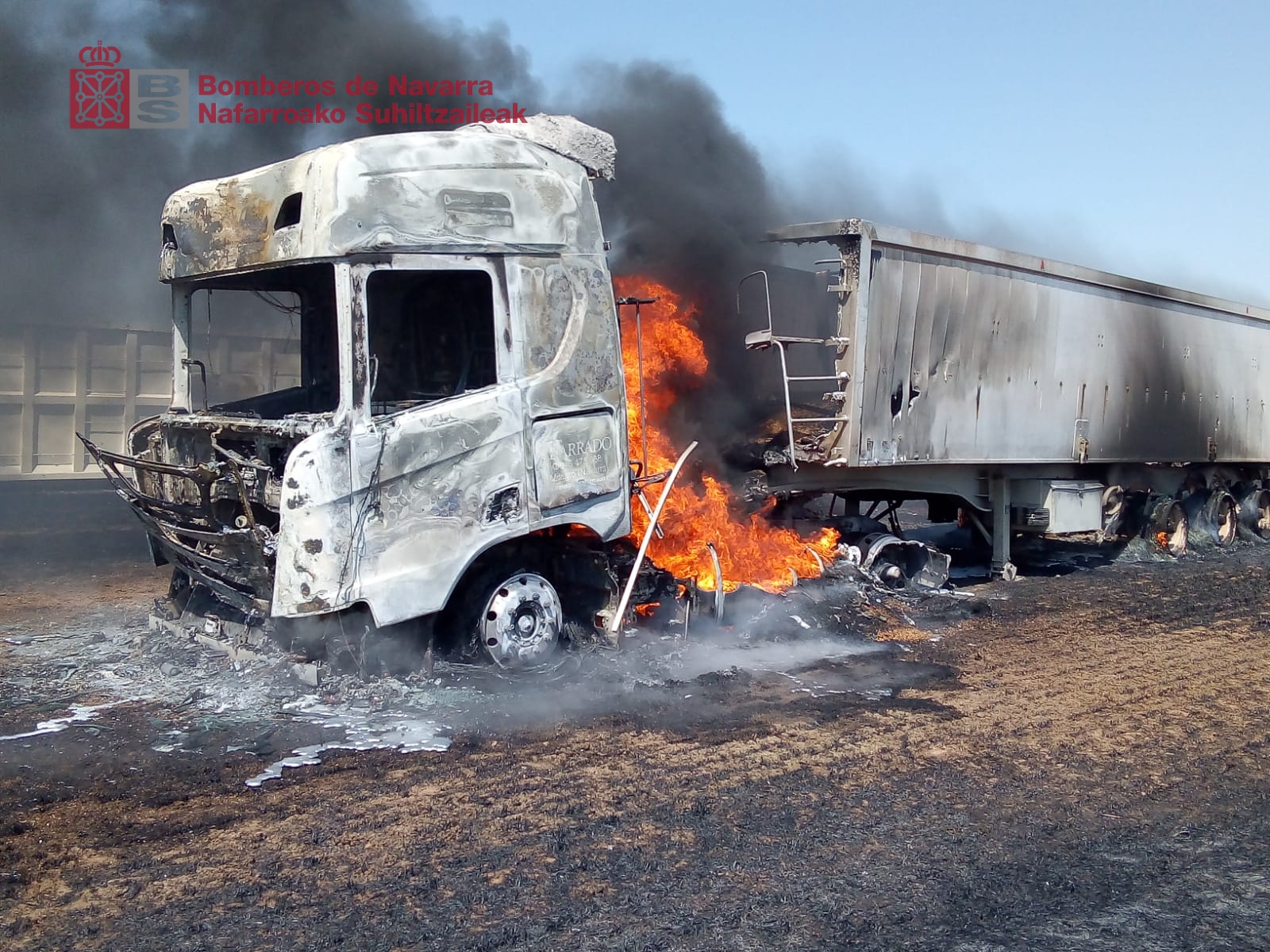 Camión cargado de grano se incendia en Falces