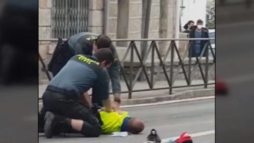 Un conductor arrolla a dos agentes en Madrid