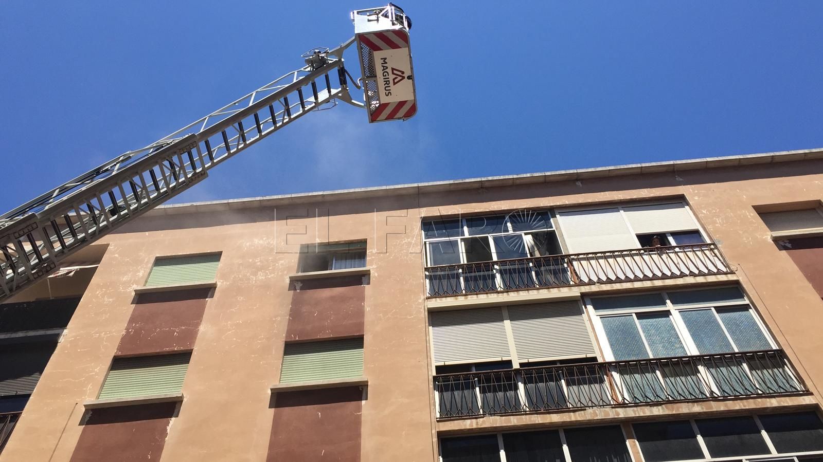 Bomberos extinguen incendio en un edificio de Chamartín